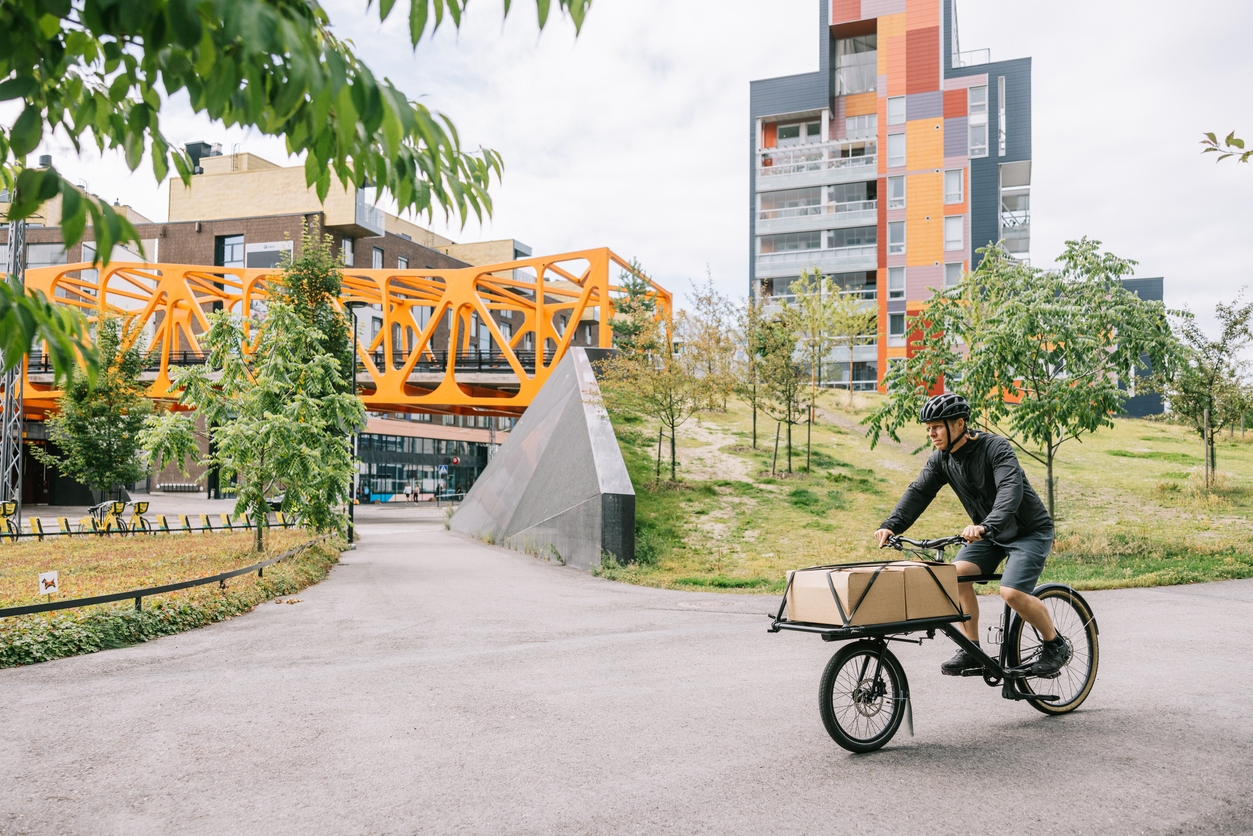 Tavarapyörä kuljettaja kaupungissa.